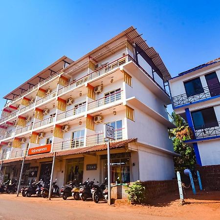 Hotel Fabexpress The Voyage Morjim Exterior foto