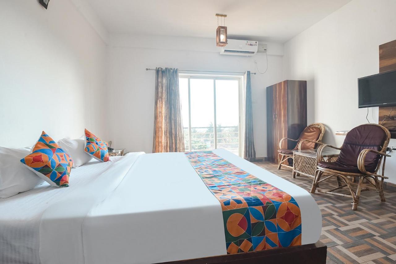 Hotel Fabexpress The Voyage Morjim Exterior foto