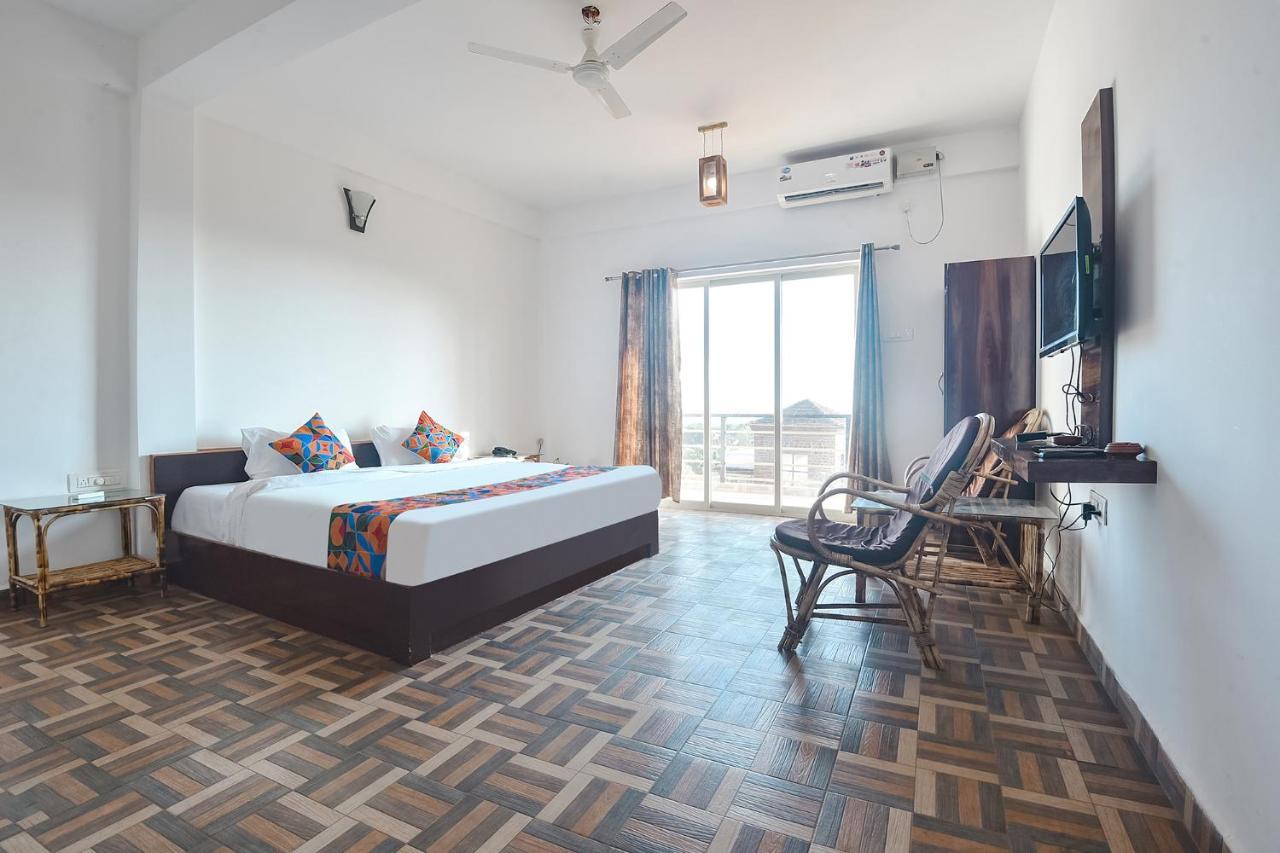 Hotel Fabexpress The Voyage Morjim Exterior foto