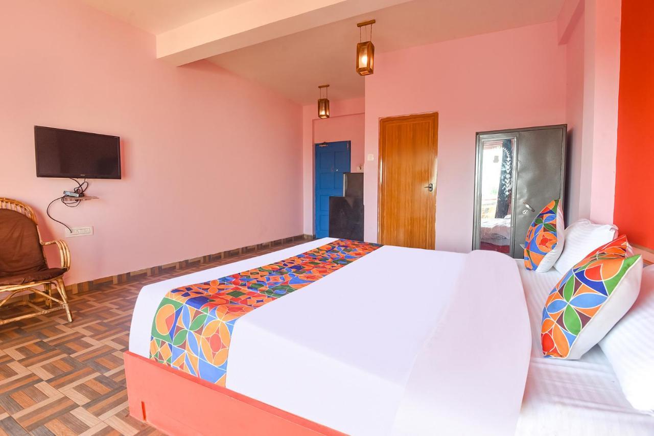 Hotel Fabexpress The Voyage Morjim Exterior foto